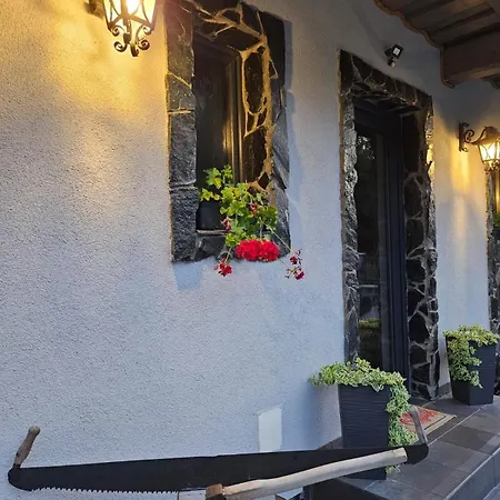 Tri Chalupky Na Myte