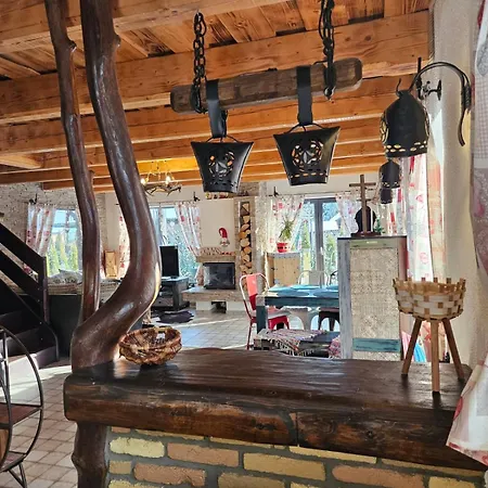 Tri Chalupky Na Myte *